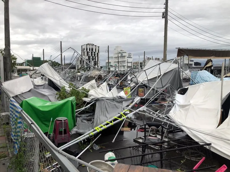 嘉義市街景遭颱風「丹娜絲」強陣風肆虐後滿目瘡痍。中央社