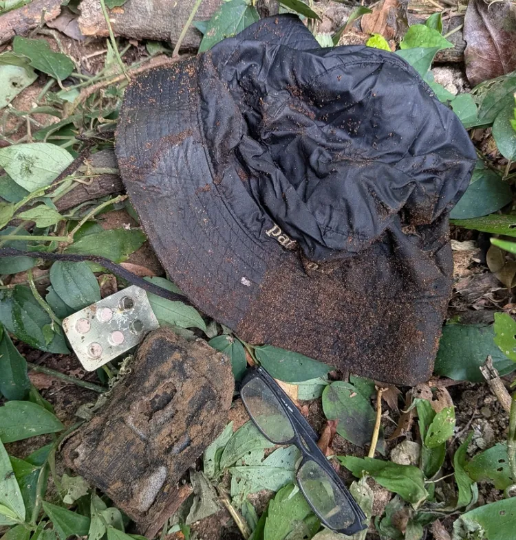 山友發現疑似登山客遺留下的物品。翻攝自登山通報站