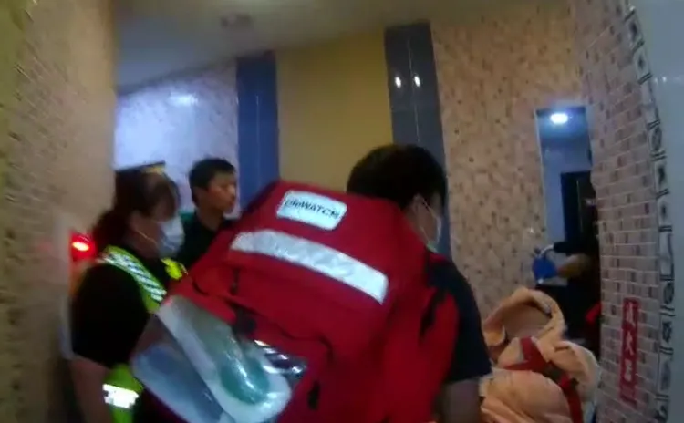 警消合力將中風的34歲詹姓男子送醫，救回一命。民眾提供
