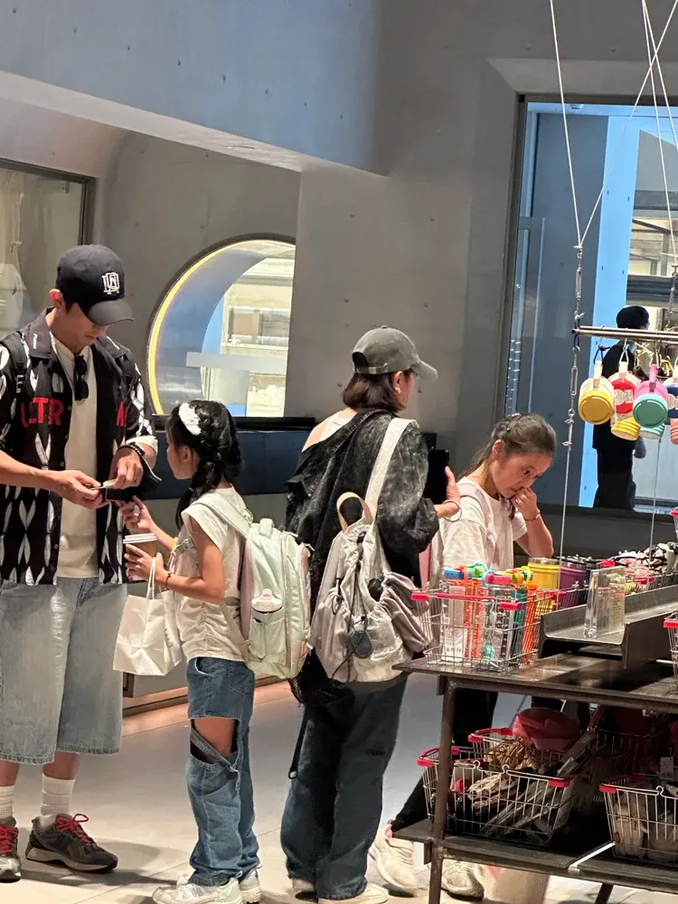 Bo妞（左二）找爸爸說話，咘咘（右）專注看商品。翻攝WASAI成都源野-娜娜小紅書