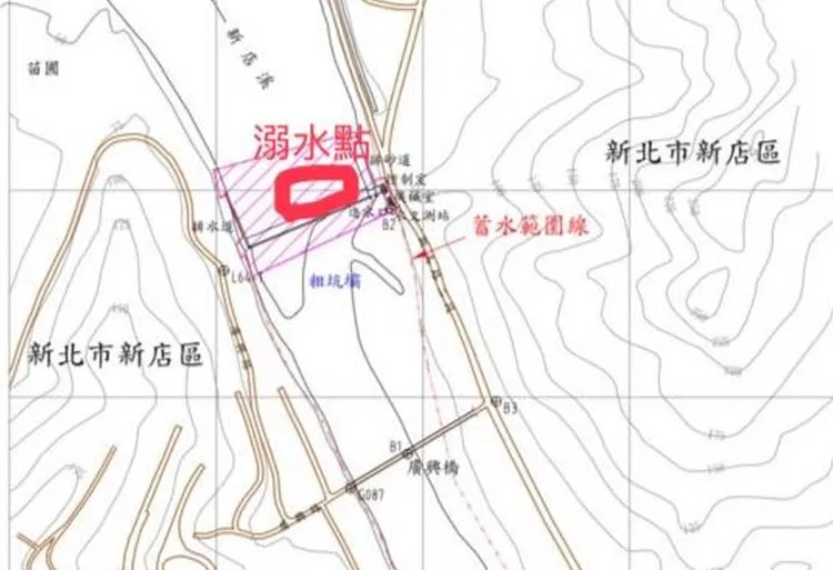 5名消防、義消翻船與陳男溺水點位置。翻攝畫面