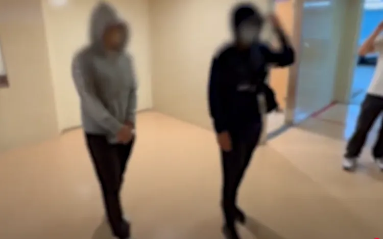 闖禁區溺斃的陳男家屬悲痛欲絕，同行玩SUP的四名男女，今天低調戴口罩、帽子，低調到醫院向家屬致歉。翻攝畫面