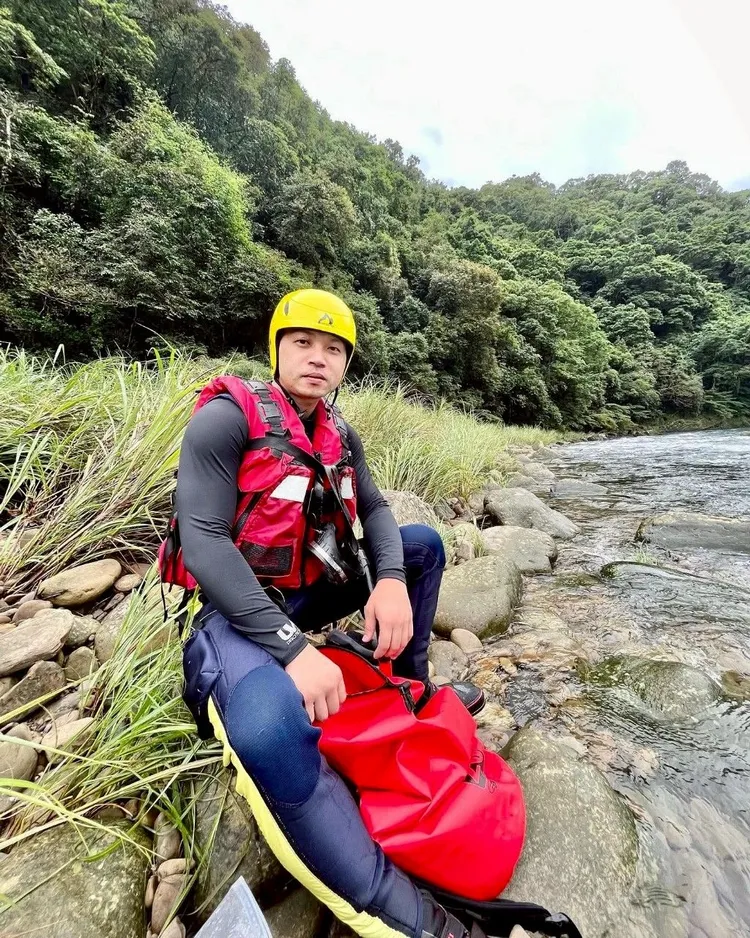 義消曹雙全救溺捲入渦流一度OCHA，雖經搶救有恢復自主呼吸，但仍在醫院加護病房治療中。翻攝畫面
