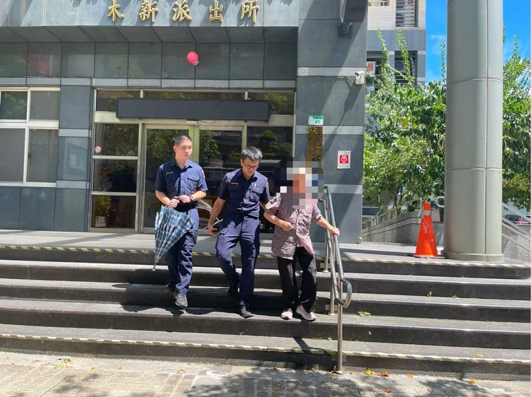 警方查知身分後送老婦人返家。警方提供