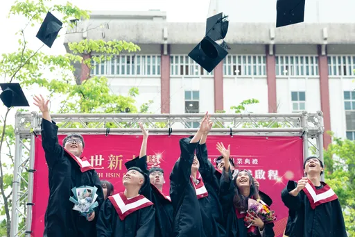 選系還是選校?調查揭平均月薪差逾1萬元 上班族哀嘆後悔