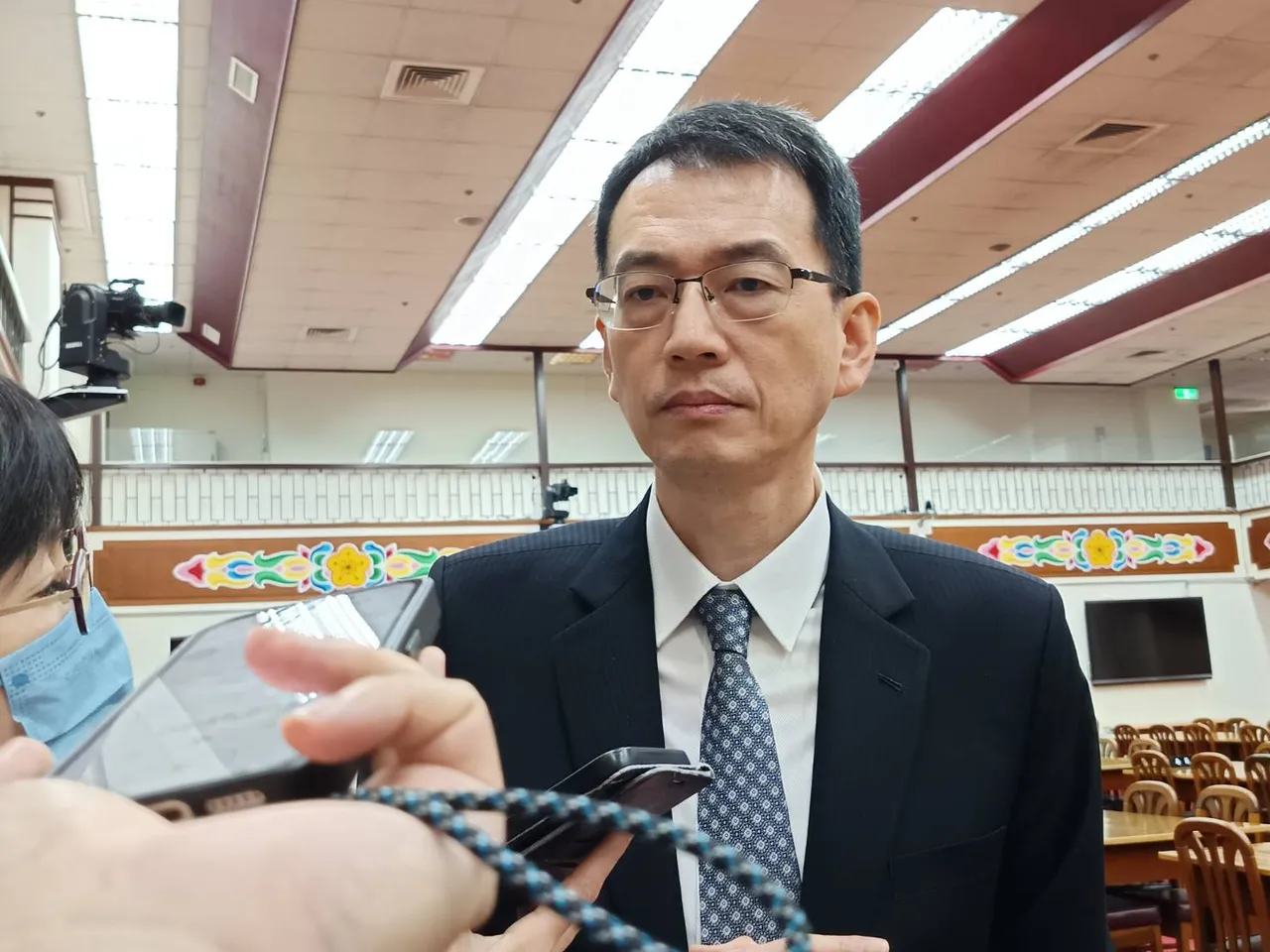 对于建议延长圈存时间,金管会银行局长童政彰于立院受访说明。许丽珍摄