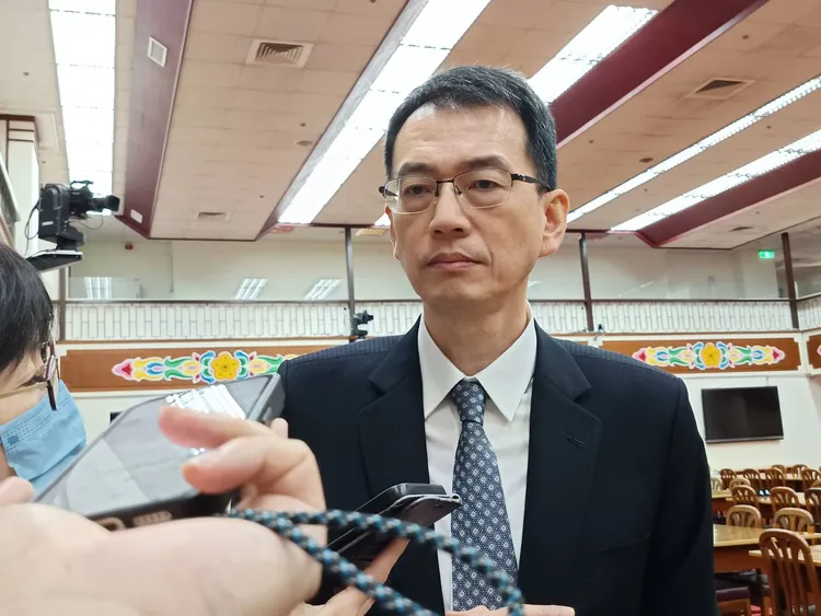 對於建議延長圈存時間，金管會銀行局長童政彰於立院受訪說明。許麗珍攝