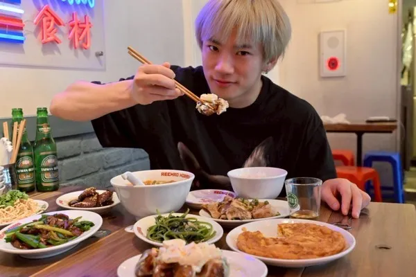 浦川翔平在連載介紹日本的台灣熱炒店，對臭豆腐讚不絕口。翻攝TOKYO HEADLINE