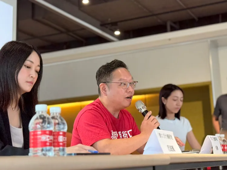 有關街口支付母公司「街口金融科技」10日遭台北地方法院執行查封一事，街口支付董事長梅驊（圖右）、總經理范庭甄（圖左）召開臨時記者會進行說明。趙筱文攝