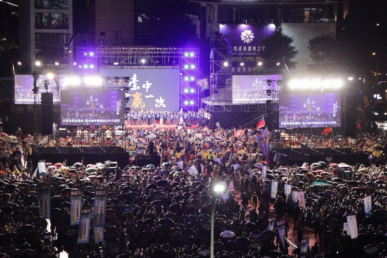 國民黨台中市黨部19日舉辦「台中再贏一次」反罷造勢晚會,現場湧入上萬民眾。李俊毅攝