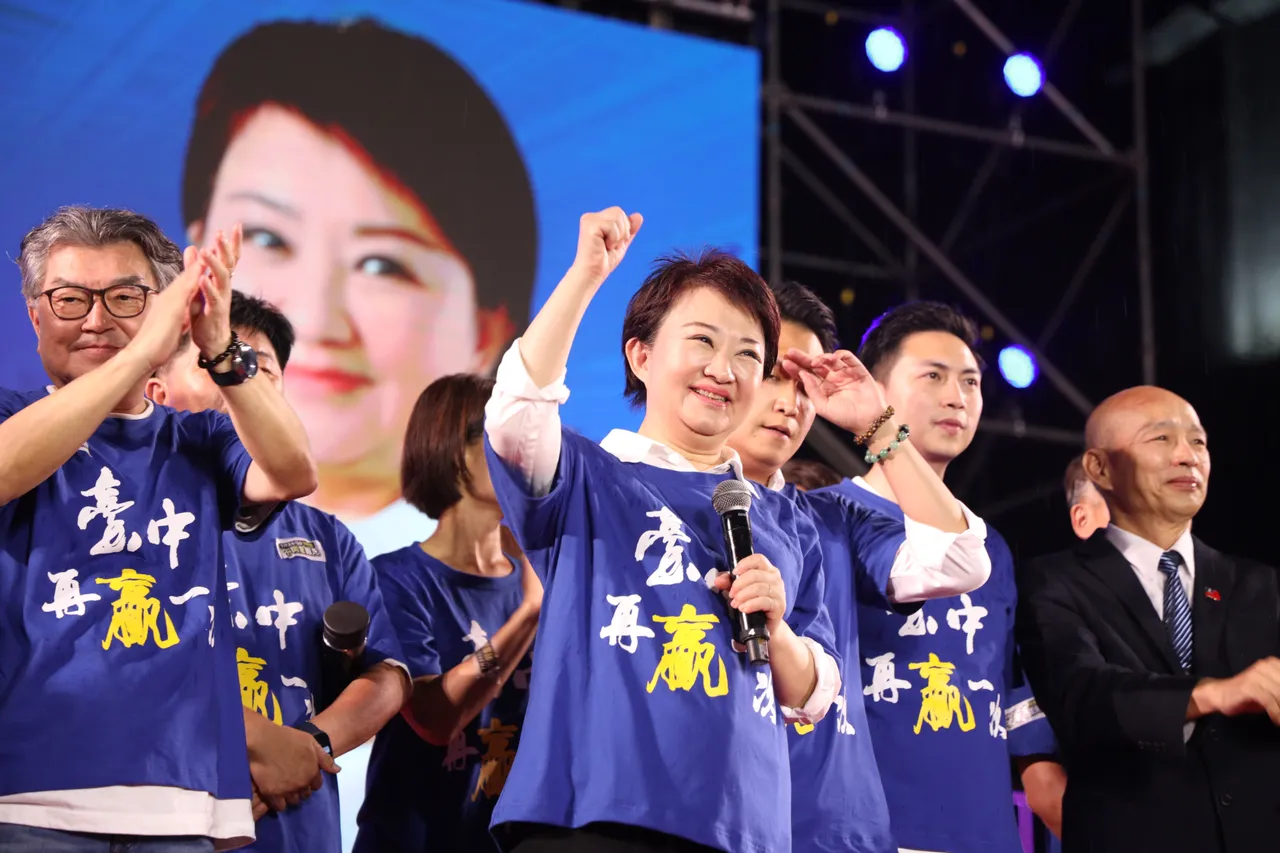 「台中再贏一次」反罷造勢晚會,台中市長盧秀燕率台中5藍委登台,立法院長韓國瑜、台北市長蔣萬安、民眾黨主席黃國昌、前台中市長胡志強等大咖都到場。李俊毅攝