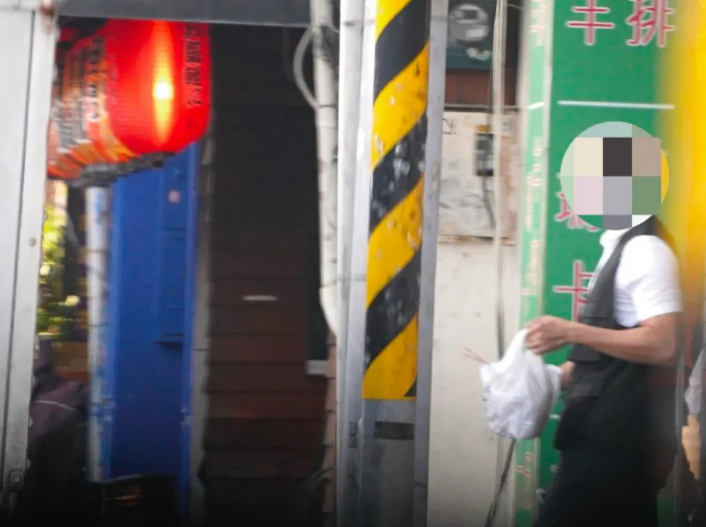 李进勇的随扈被拍到专车停在吉林路餐厅外取餐。张斯纲议员办公室提供