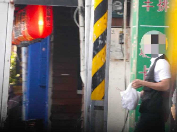 李進勇的隨扈被拍到專車停在吉林路餐廳外取餐。張斯綱議員辦公室提供