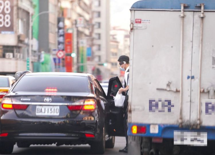 李進勇被爆濫用公務車奔餐廳　中選會：下班順路買晚餐未違規