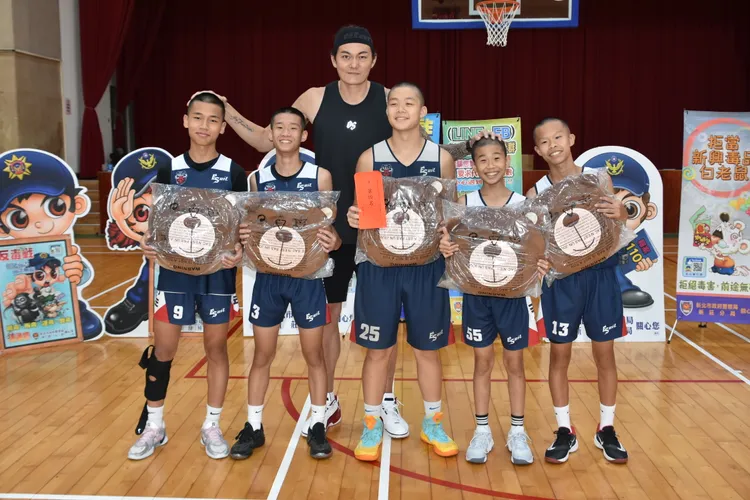 籃球國手吳岱豪(圖中間)現身鬥牛賽現場，一身健壯體魄與出色球技，讓當有在打球學生們羨慕不已，。翻攝畫面