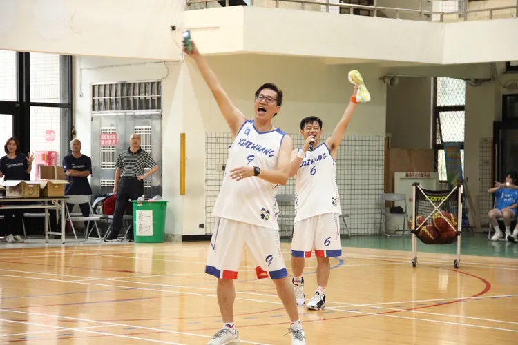 中場休息期間有歌唱表演，新莊分局長陳保緒(右一)與副分局長張俊明(左一)帶動現場氣氛。翻攝畫面