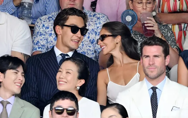 Summer夾在老公蕭敬騰、連恩漢斯沃與喬治羅素之間笑靨如花。翻攝F1Threads