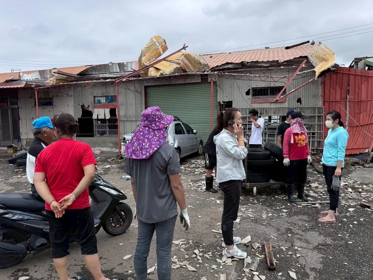 台南市議員謝舒凡揭露，災區民眾屋頂被吹翻，竟有人趁火打劫，以修繕屋頂為名詐財。翻攝謝舒凡臉書