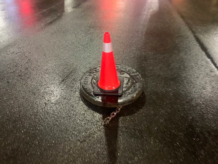 人孔蓋被沖到馬路上。民眾提供