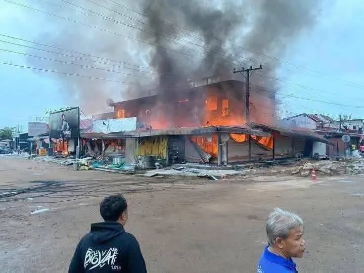 民眾在旁觀看。翻攝自X @Thanaph78486361