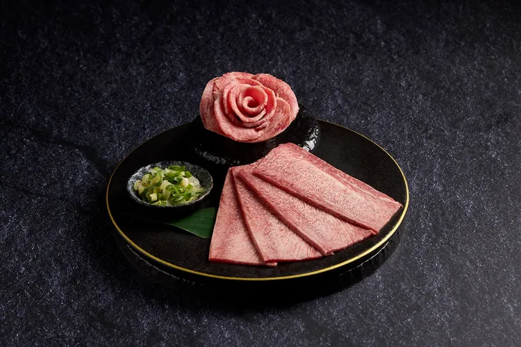 即日起至8/31，前往全台原燒消費任一套餐，可用優惠價299元加購牛舌玫瑰一份。王品集團提供