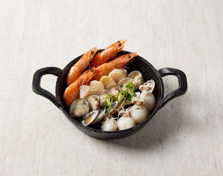 即日起至8/31，到金咕內用消費任一套餐，就能用199元加購蒜泥厲害蝦爆海鮮，圖片僅供參考，產品依現場實物為準。王品集團提供