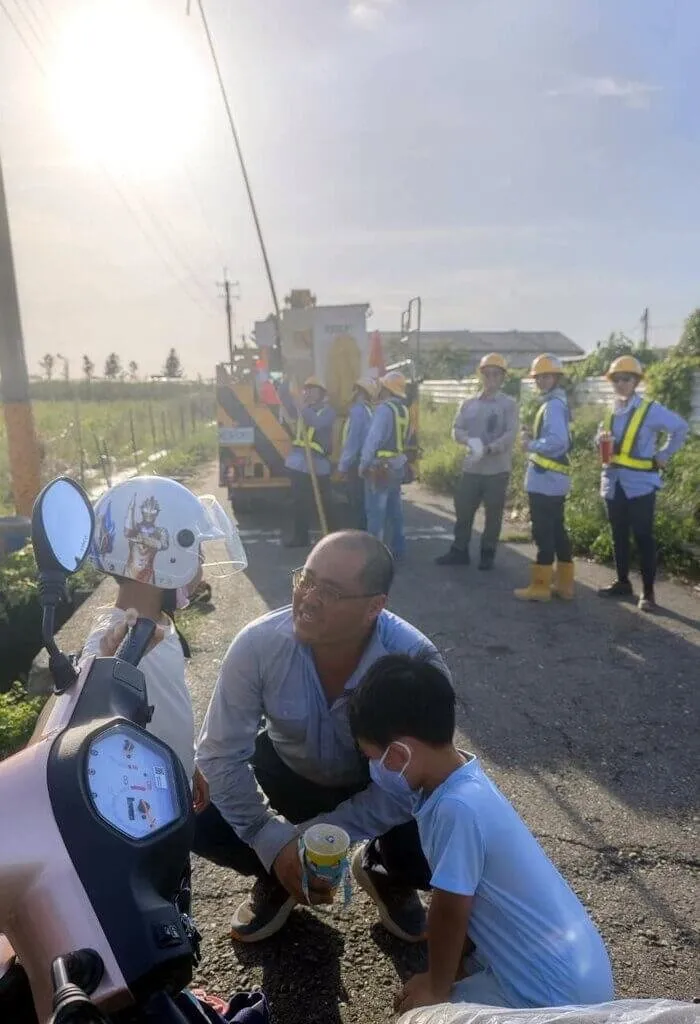 台電嘉義區搶修人員郭枝茂每天早出晚歸搶修，2名年幼小孩思念父親，13日由媽媽陪同至六腳鄉探班，父子短暫互動，讓郭枝茂卸下疲憊露出笑容。台電嘉義區處提供