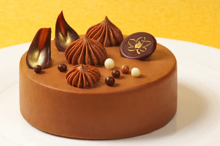 期間凡4位成人同行至饗聚廚房等餐廳用餐，即加贈4吋「威士忌巧克力香緹蛋糕」。台北花園大酒店提供