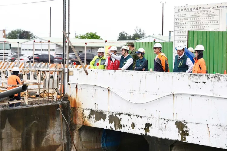 黃偉哲前往視察灣里區抽水工程。市府提供