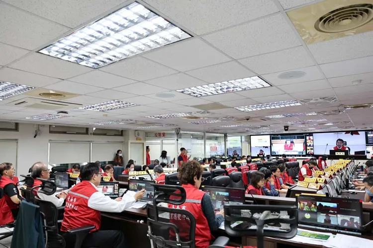 黃偉哲市長與行政院卓榮泰院長視訊，報告台南市防颱整備情形。市府提供