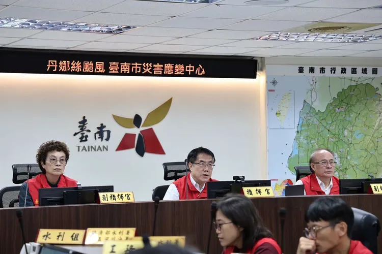 黃偉哲主持丹娜絲颱風台南市災害應變中心第一次工作會報。市府提供