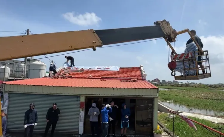 騙子以蓋帆布、修屋頂為由騙被害人簽約修繕，先收取款項再搞失蹤。非當事人、資料照