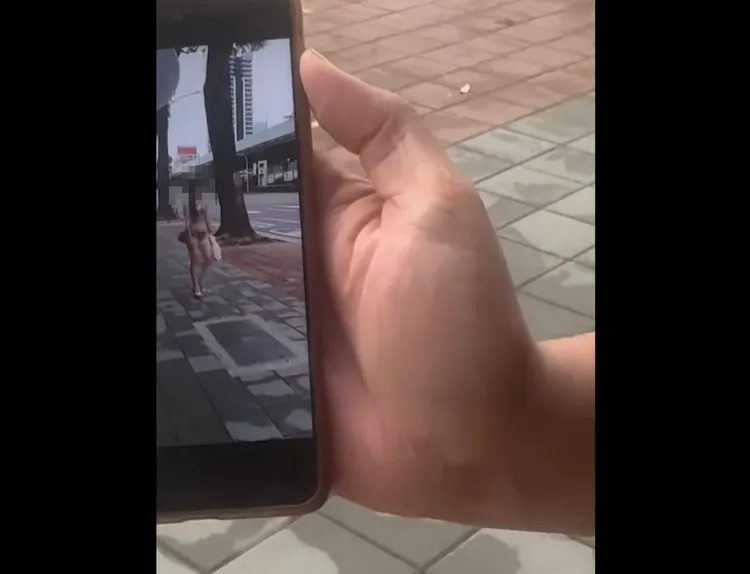 路人檢視其手機相簿發現偷拍影片。翻攝自cyc_1226