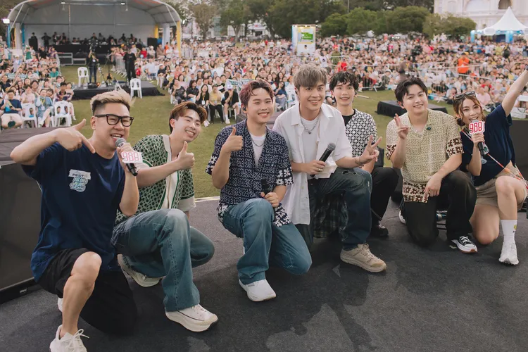 潘宇謙（左4）與理想混蛋檳城合作舞台，讓現場粉絲超驚豔。認可音樂提供