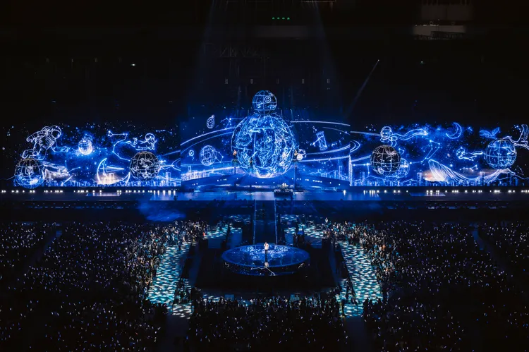 五月天今晚登場的為《回到那一天》「5525+1」主題。相信音樂提供