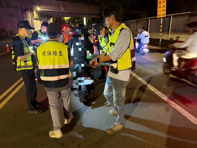 中和警方會同監理機關、環保局稽查違規改裝車輛等。翻攝畫面