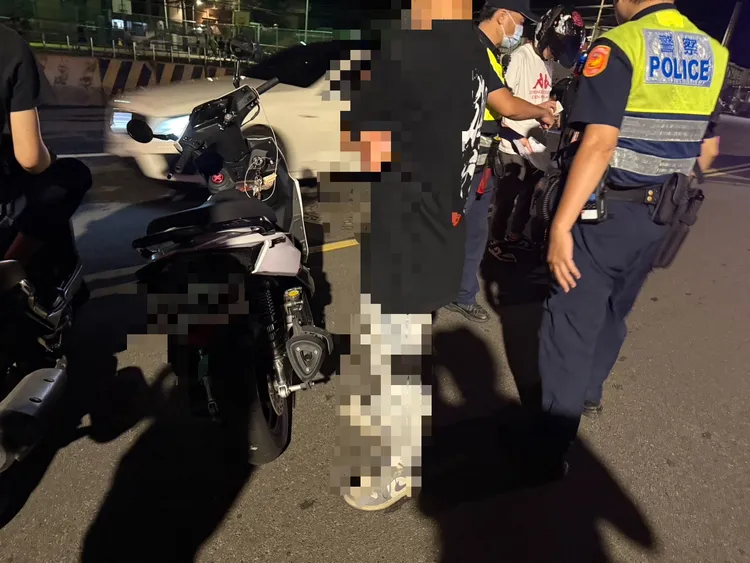 中和警方會同監理機關、環保局稽查違規改裝車輛等。翻攝畫面