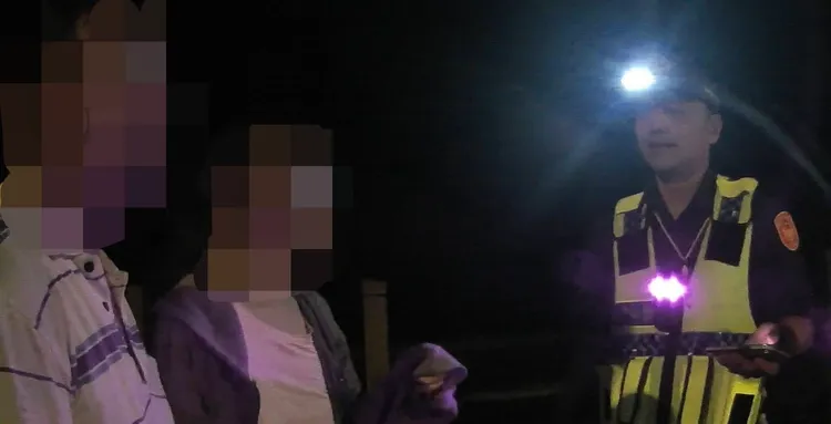 警方在黃金海岸堤岸尋獲離家失聯男子。翻攝畫面