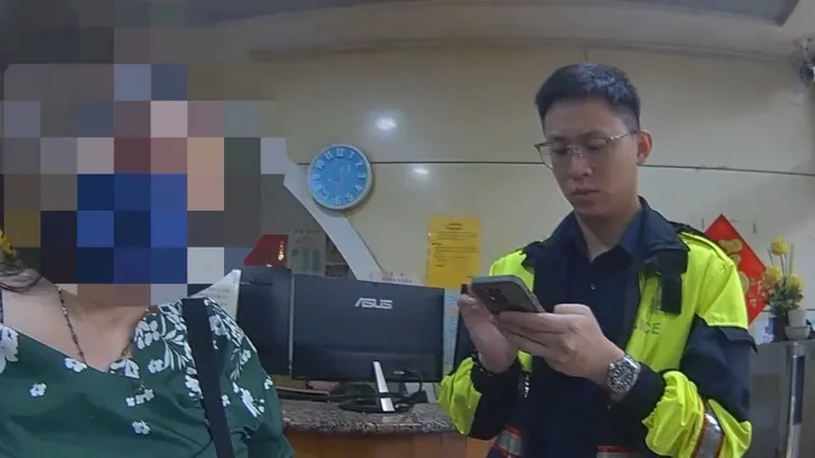 警方主動出擊訪查。桃園警分局提供