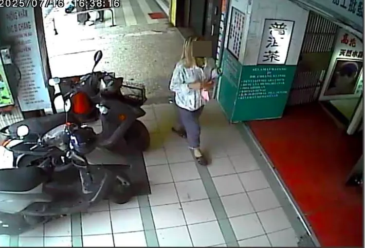 女子取走住戶投票通知單。市議員余信憲提供