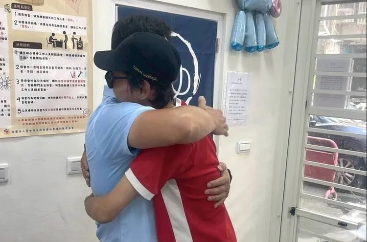 21歲黃姓青年終於取得身分證。資料照片