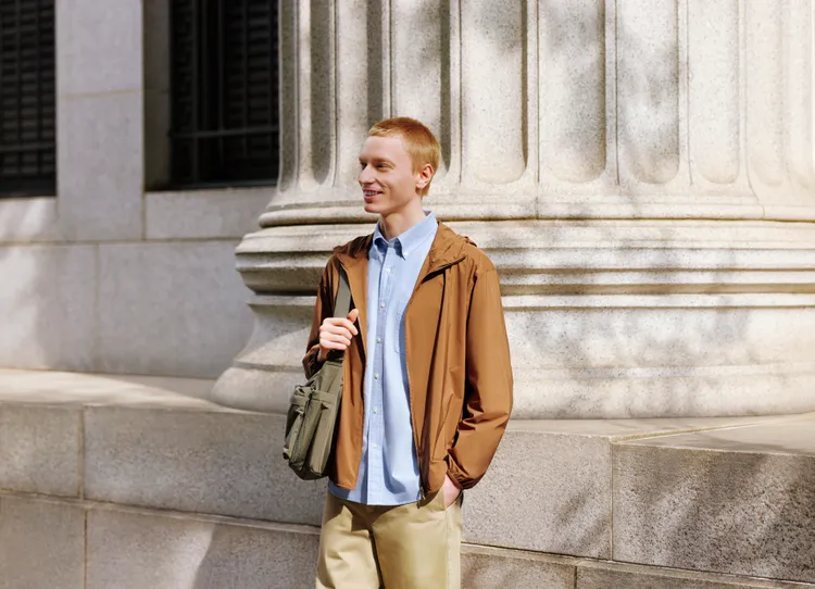 UNIQLO可攜式防曬連帽外套能有效阻隔90%以上的紫外線，1290元。品牌提供