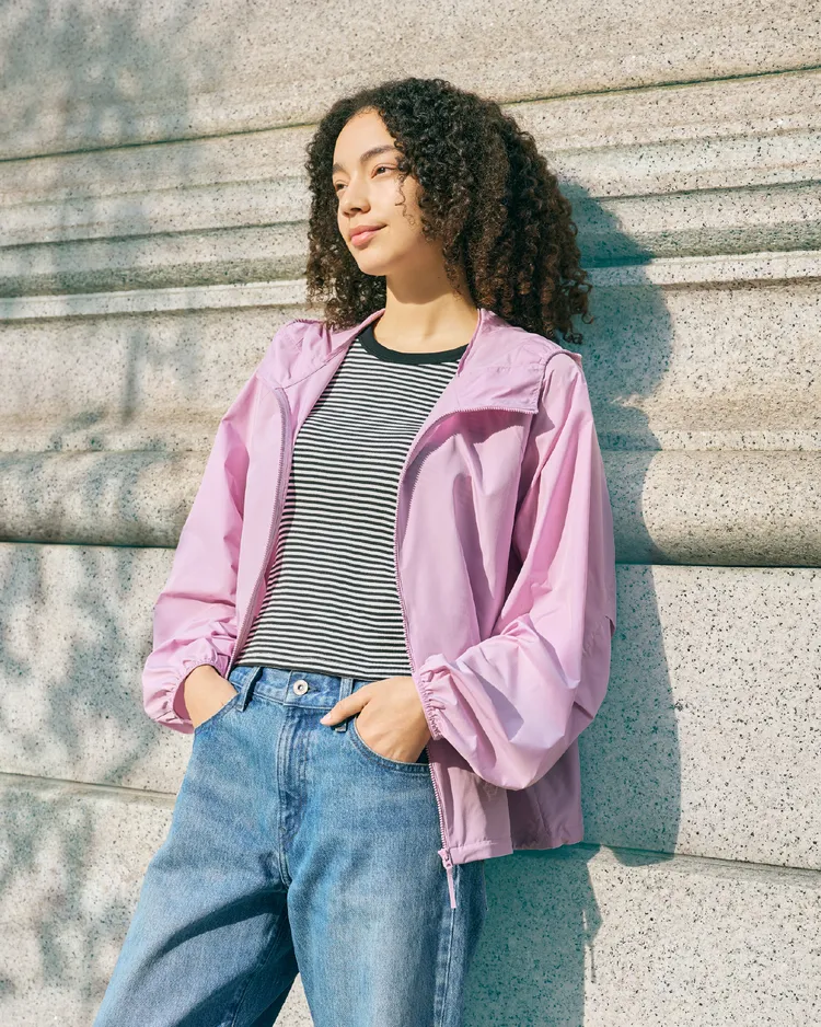 UNIQLO女裝可攜式防曬連帽外套，1290元。品牌提供