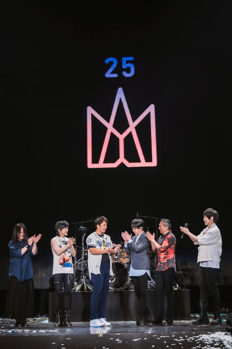 周思齊（左三）昨擔任五月天嘉賓。相信音樂提供