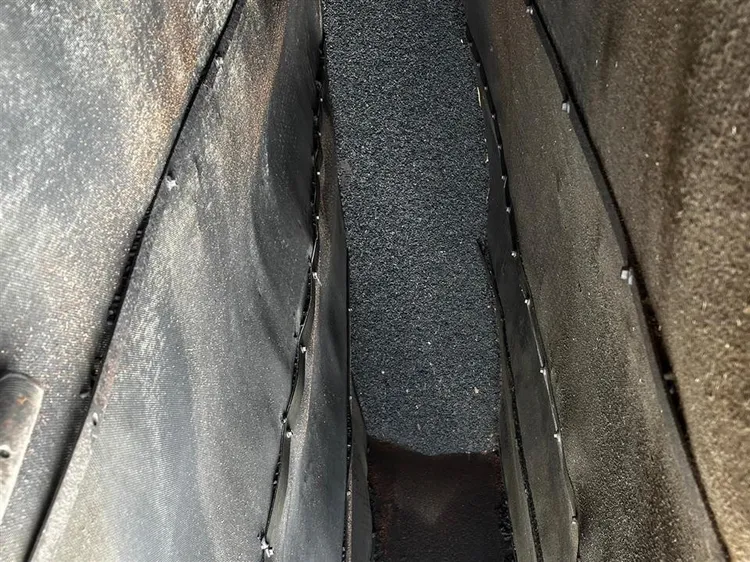 聯合稽查發現大批PU合成皮原物料，但業者卻短報。縣府提供