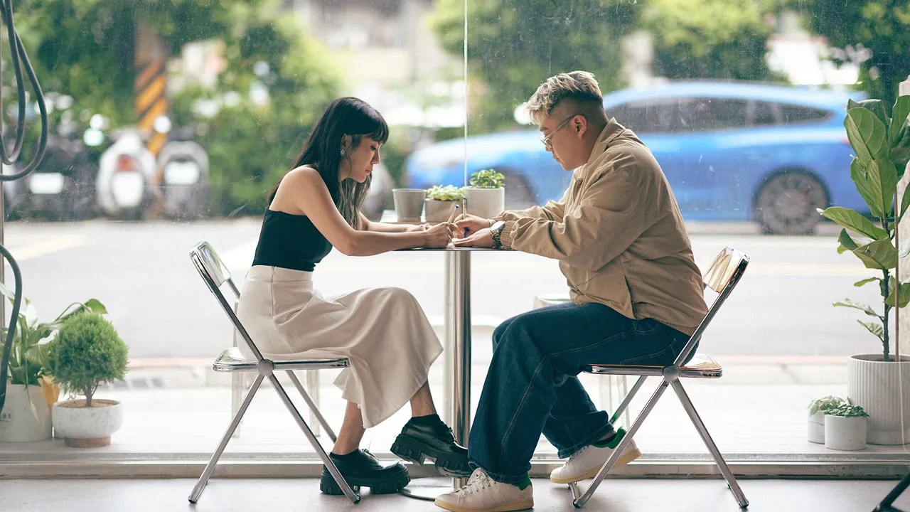 吴雨璇(左)与男友当初是在咖啡厅靠手写信交换心情。就是咖工作室提供