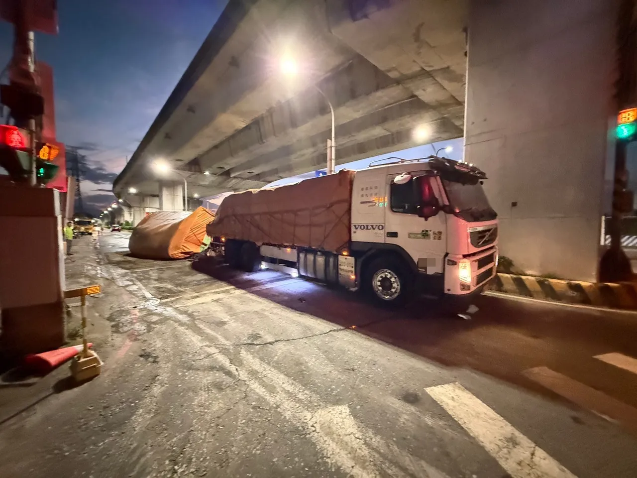 聯結車在新北大道5段上「拋錨」,竟然是台電養護路面出問題。翻攝畫面