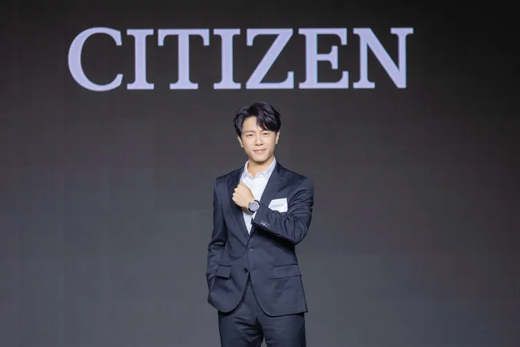 韋禮安以黑色西裝搭配黑色外觀的光動能GPS衛星對時錶CC4105-69E。品牌提供