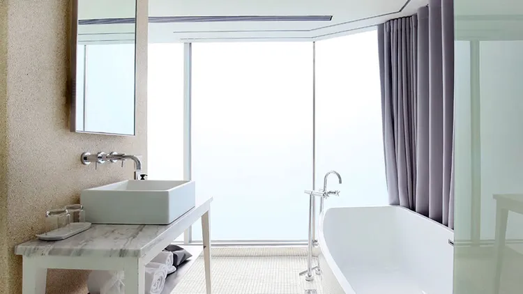 喜瑞飯店公告在景觀房型落地窗加貼霧化毛玻璃貼膜。翻攝自喜瑞飯店臉書