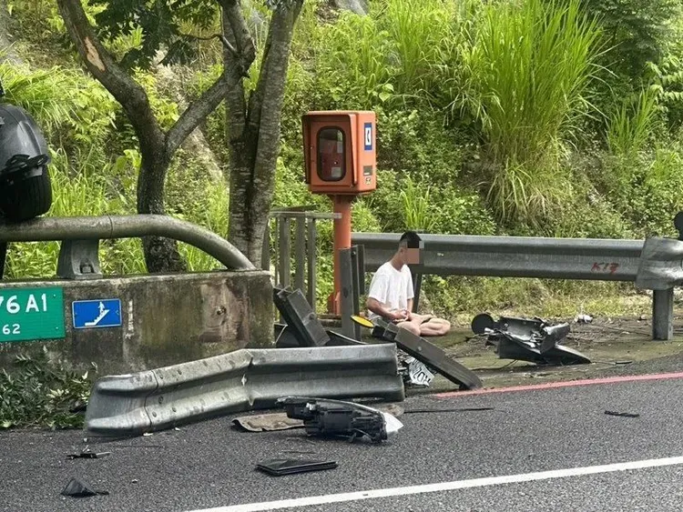 休旅車黃姓駕駛自行脫困後在路肩打坐。民眾提供